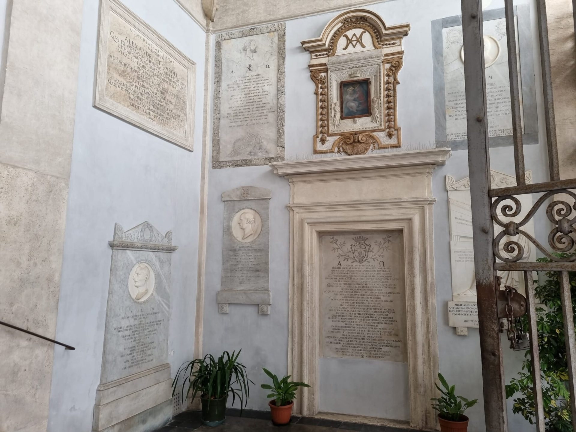 Angle of the nave, church of Sant'Eustachio, Rome (by dAngelo-Froio).jpeg
